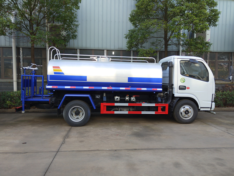 城市保洁的黄金搭档 洒水车与压缩垃圾车